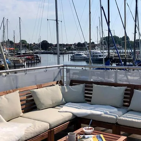 Hausboot Bikini Mit Dachterrasse In Am Ostseefjord Schlei Dom wakacyjny *